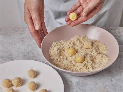 Pralinen rollen und in Mandeln wälzen