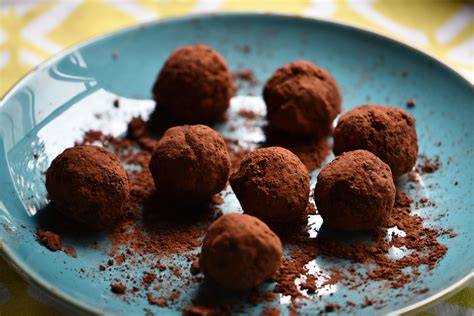 Pralinen tauchen: getauchte Schoko-Trüffel auf Gitter