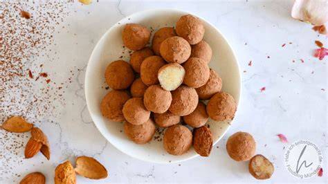 Pralinen und Marzipankartoffeln ohne Zucker auf Platte