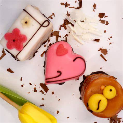 Pralinen und Petits Fours aus eigener Herstellung