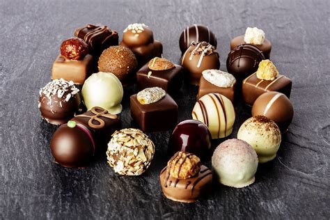Pralinen und Schokoladenspezialitäten in Geschenkverpackungen