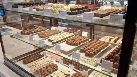 Pralinen und Schokoladenspezialitäten von Felicitas auf einem Präsentierteller
