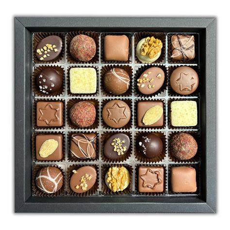 Pralinen und Trüffel auf einem Tablett