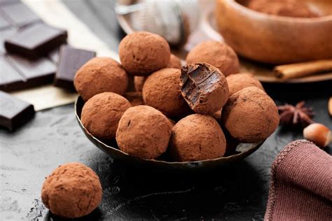 Pralinen und Trüffel mit dunkler Schokolade