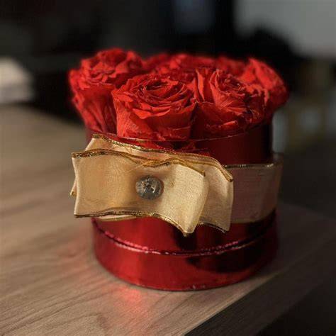 Pralinen und konservierte Rosen als edles Geschenk