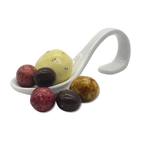 Pralinen- und Drageevielfalt: Nüsse, Früchte, Krokant mit Schokoladenüberzug
