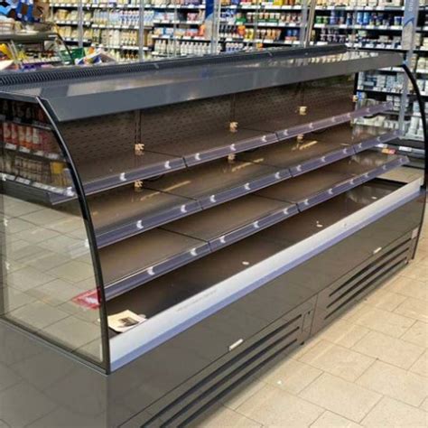 Pralinen-Auslage im Kühlregal