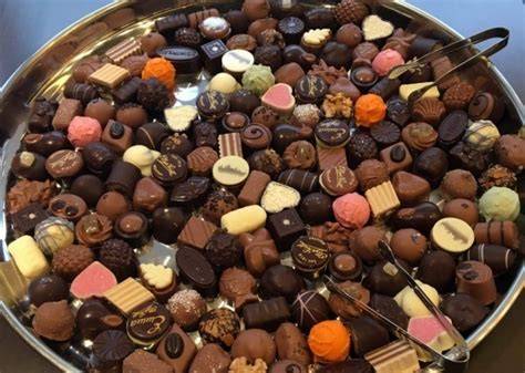 Pralinen-Auswahl im Schaufenster von Elly Seidl