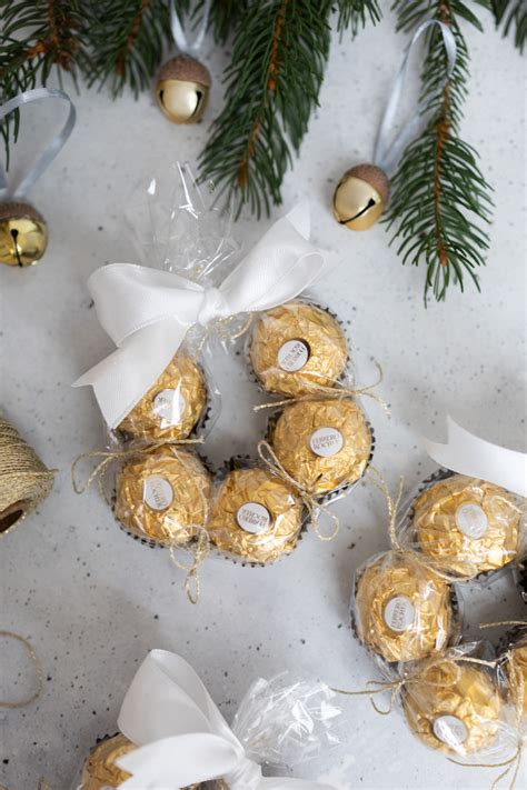 Pralinen-Geschenk mit Etikett und Weihnachtsdeko