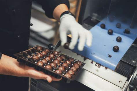 Pralinen-Handarbeit und Herstellungsschritte
