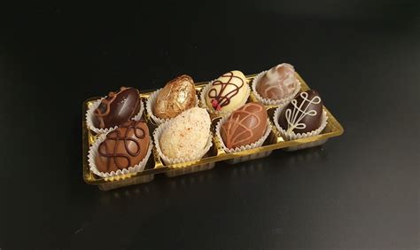 Pralinen-Ostereier mit verschiedenen Füllungen