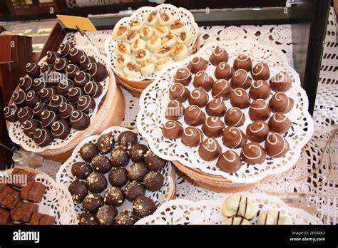 Pralinenauswahl - verschiedene Toffee-Pralinen auf einem Tablett mit Schokolade und Kaffee