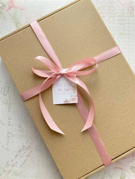 Pralinenauswahl als Geschenkidee mit Schleife und Etikett