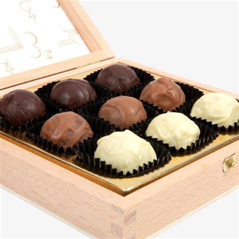 Pralinenbox mit belgischen Pralinen in verschiedenen Sorten bei EDEKA