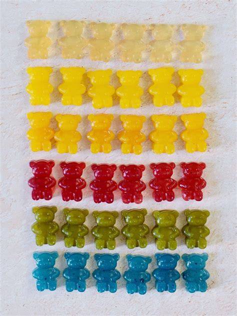 Pralinenförmchen mit Gummibärchen im Kühlschrank