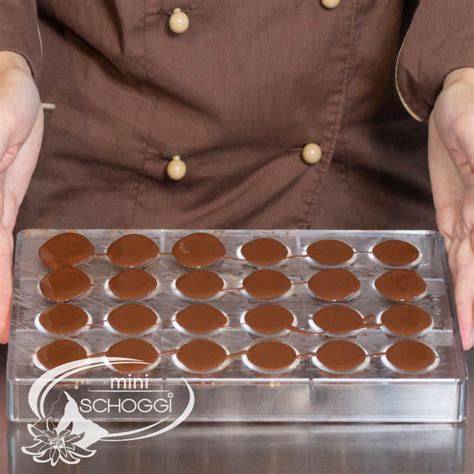 Pralinenformen mit Schokoladenschicht beim Abkühlen