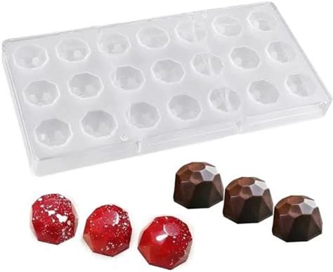 Pralinenformen mit frisch gegossenen Hohlkörpern