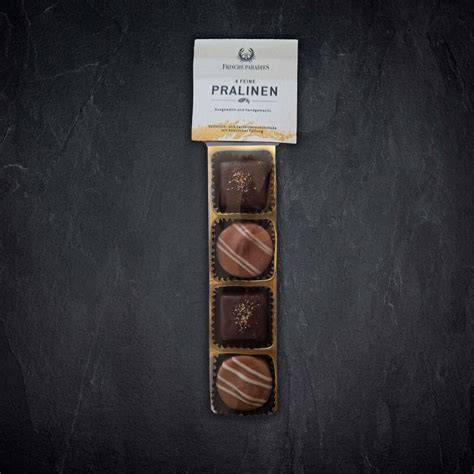 Pralinengitter mit frisch überzogenen Pralinen