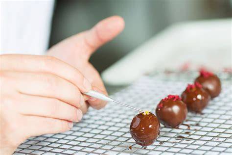 Pralinengitter und Pralinengabel im Einsatz
