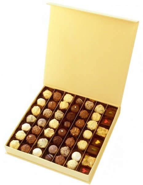 Pralinenschachtel mit verschiedenen Sorten und Zutaten
