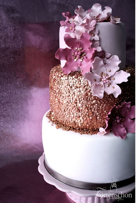 Pralinenschachtel-Torte mit Fondantblüten