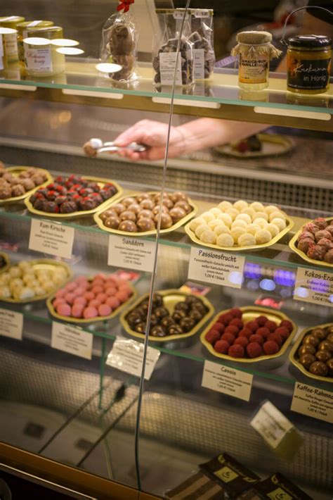 Pralinenvariationen und Edel-Rahm-Mandel-Tafeln