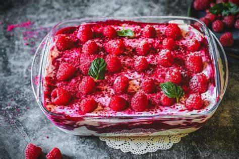 Pralinenverschließen und mit Himbeeren dekorieren