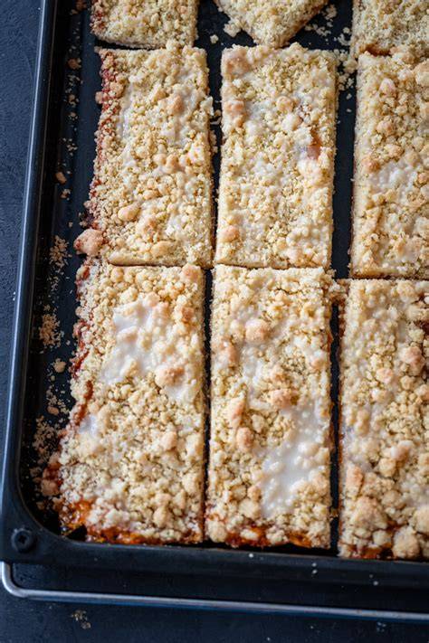 Prasselkuchen im Anschnitt - knusprige Streusel, Marmelade und Marzipan