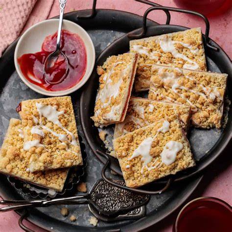 Prasselkuchen mit Marzipan auf einem Backblech, mit fruchtiger Marmelade und Streuseln