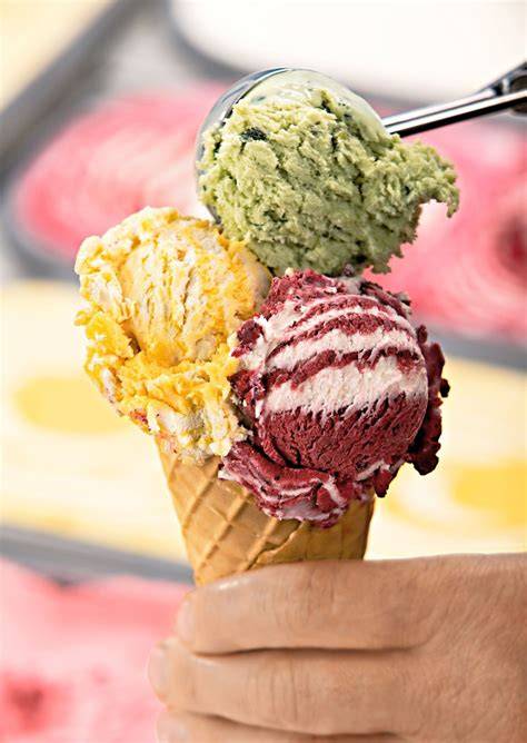 Praxisfoto: Portionieren von Eis nach kurzem Antauen und Einsatz eines warmen Portionierers