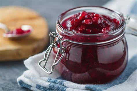 Preiselbeeren beim Einkochen im Topf