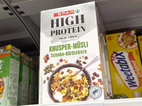 Preisetiketten und Supermarktregal mit Protein-Puddings