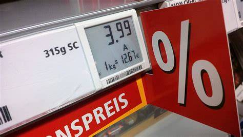 Preisschild im Supermarkt: steigende Schokoladenpreise