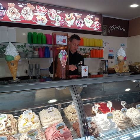 Preistafel und Eisspezialitäten bei Dolce Gelato