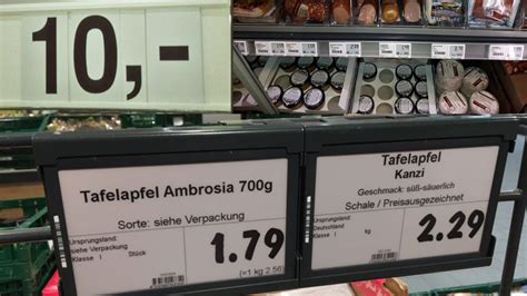 Preisvergleich im Supermarkt: Schild mit Preis pro 100 g