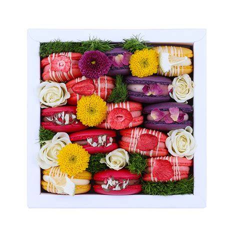 Premium Macarons und Schoko-Erdbeeren in Geschenkbox