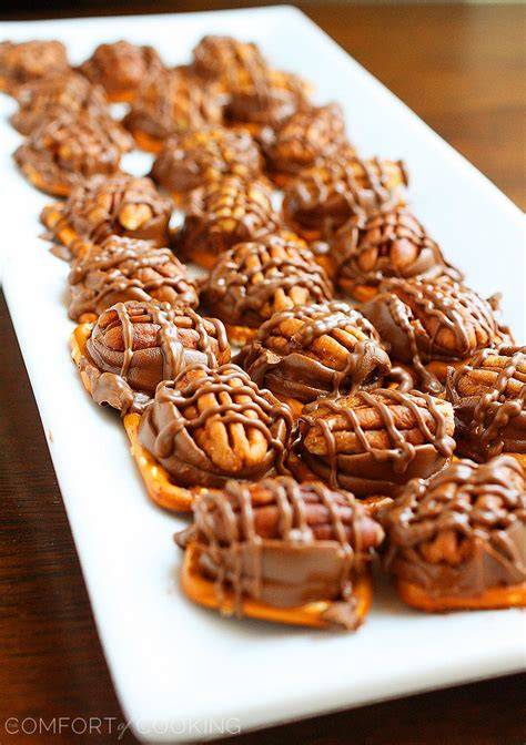 Pretzel Chocolate Caramel Pecan Snacks auf einem Backblech
