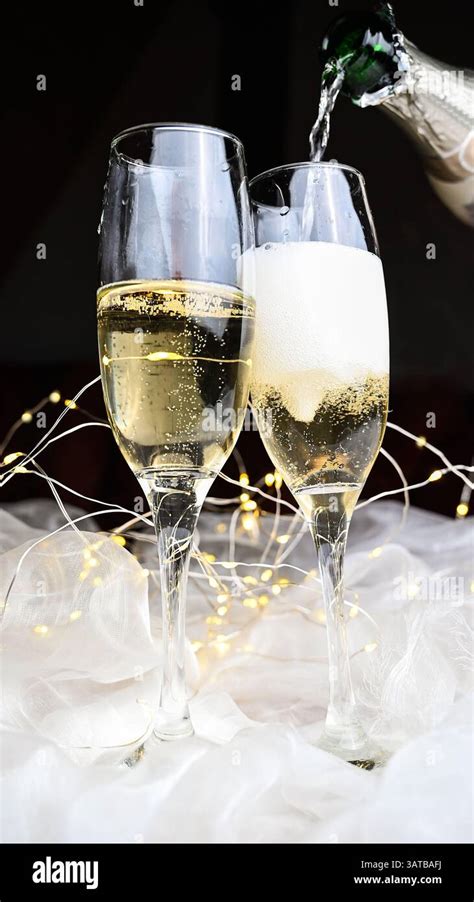 Prickelnde Gläser mit alkoholfreiem Sekt bei Feierlichkeiten
