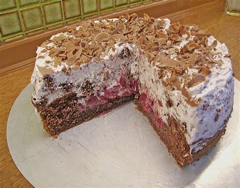 Prinz Eugen Torte im Ganzen mit Sahnetupfen, Kirschen und Schokoladendeko