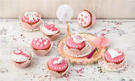 Prinzessinnen-Muffins mit rosa und weißen Fondant-Dekorationen