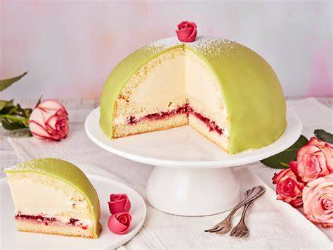 Prinzessinnentorte: angeschnittene Torte mit Marzipandecke