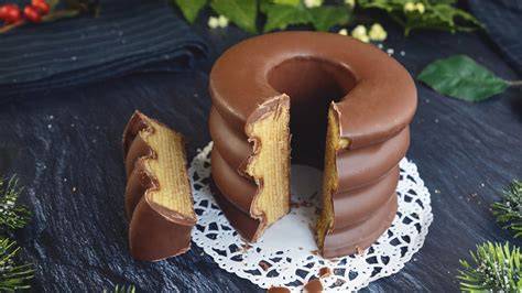 Produktcollage: Stollen, Baumkuchen, Waffelhörnchen, Zimtröllchen aus Soest