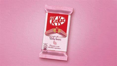 Produktfoto: KitKat Ruby im Regal neben klassischen Sorten
