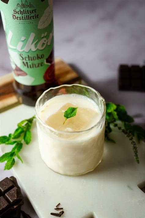 Produktfoto: Schokoladiger Shake im Glas mit Minzblatt und Schokostückchen