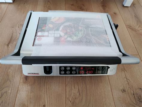 Produktfoto und Bedienoberfläche: Gastroback Advanced Control mit XL-Touchscreen und Zubehör