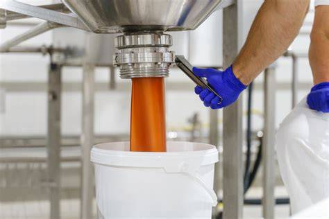 Produktion: Marmeladenherstellung, Fruchtstücke, Glasabfüllung
