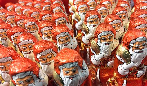 Produktion eines Schoko-Nikolaus: Schleudermaschine und Verpackungsprozess