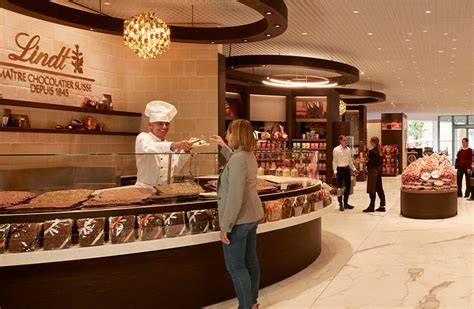 Produktion und Maître Chocolatier Theke im Lindt Factory Store