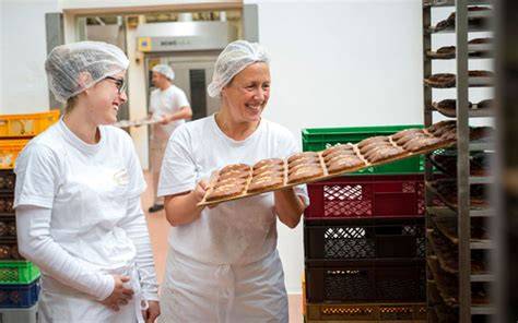 Produktion von Elisenlebkuchen im August: Mitarbeiter im Backhaus