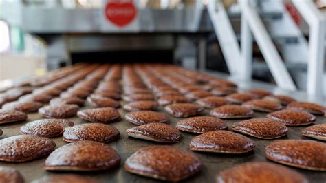 Produktion von Lebkuchen in einer Backstube im Sommer